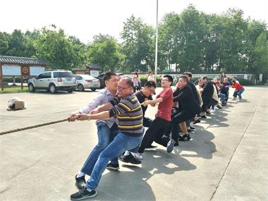 勞動最美、團(tuán)結(jié)拼搏”拔河比賽