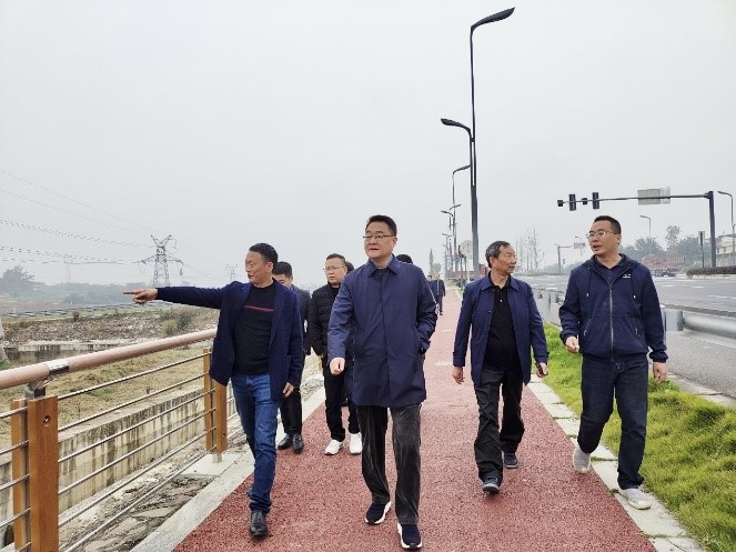 集團公司黨委書記、董事長鄧華一行前往青白江現(xiàn)代種業(yè)園區(qū)等調(diào)研