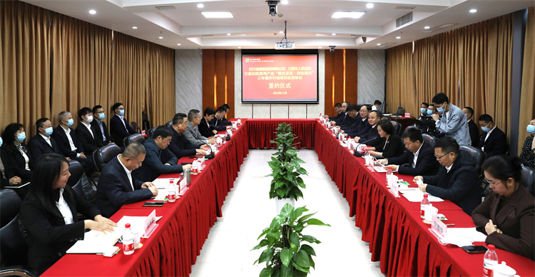 集團公司與萬源市人民政府正式簽訂《萬源舊院黑雞產(chǎn)業(yè)“綠色發(fā)展、種業(yè)振興”三年提升行動項目投資協(xié)議》